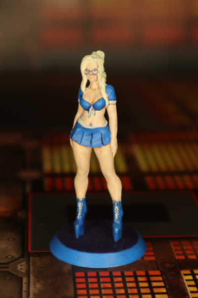Handbemalte Miniatur eines Pin-up Schulmädchens mit blauer Uniform, Brille und geflochtenen Haaren.“