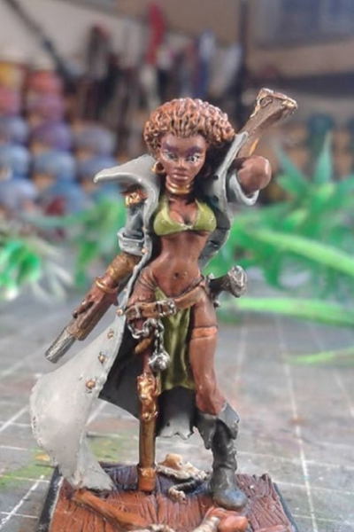 Handbemalte Miniatur einer Voodoo-Schmugglerin mit Gewehr und Amuletten