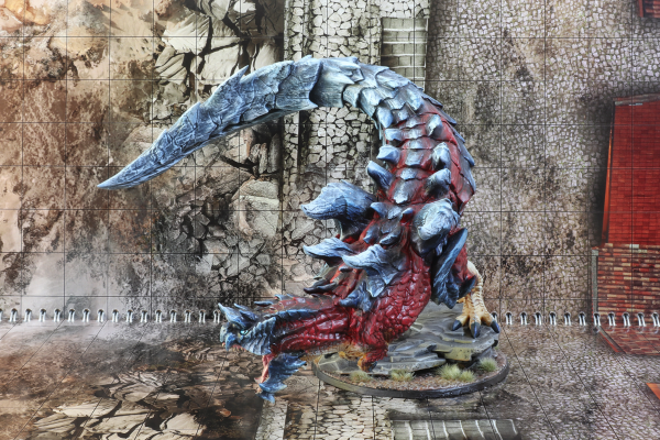 Rot-grauer Drache mit kraftvollem Schwanz in Bewegung