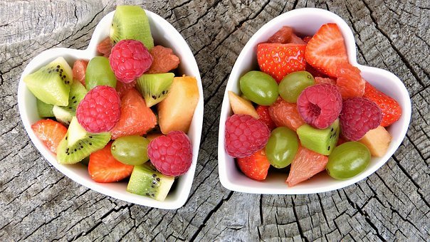 Früchte in Herzförmige Schale als Baslaststoffreiche Lebensmittel