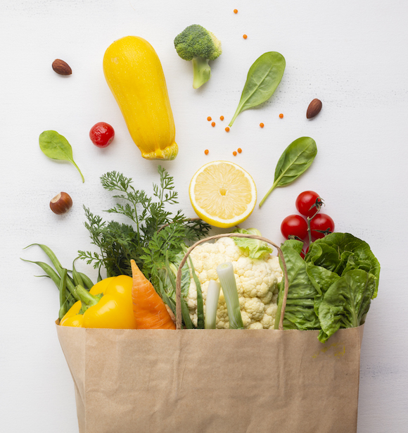 Gesundes Gemüse Ernährung Einkaufstüte aus Papier als Pyramide