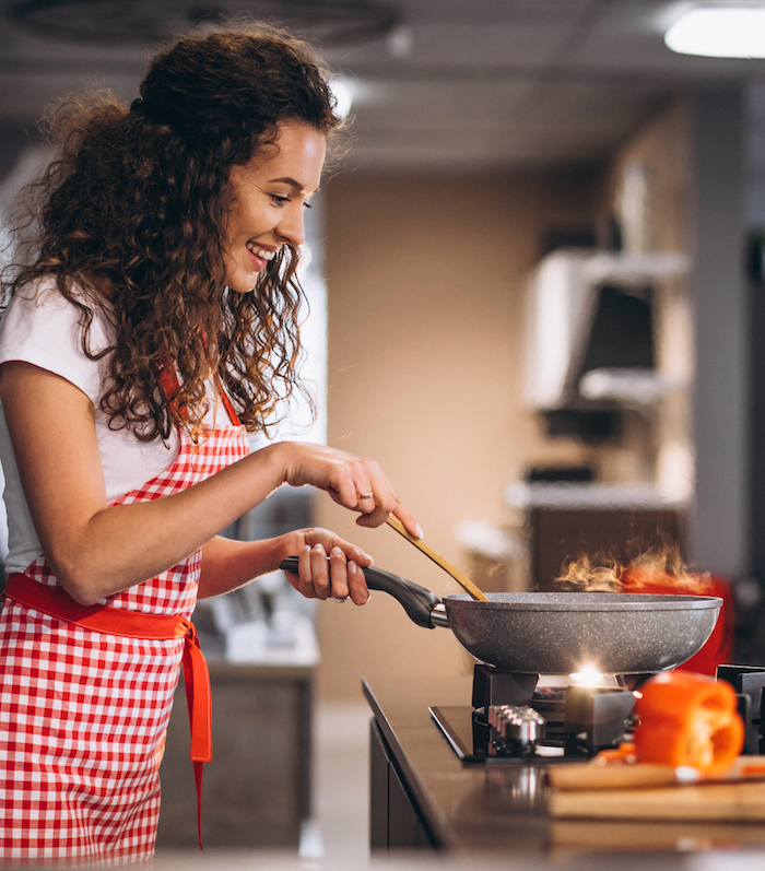 Frau kocht Essen ohne Kohlenhydrate