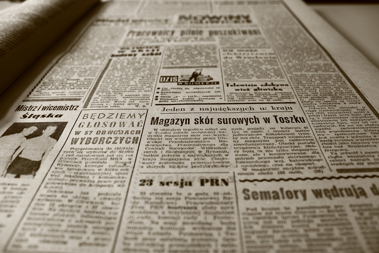 Eine alte Zeitung mit Artikeln.
