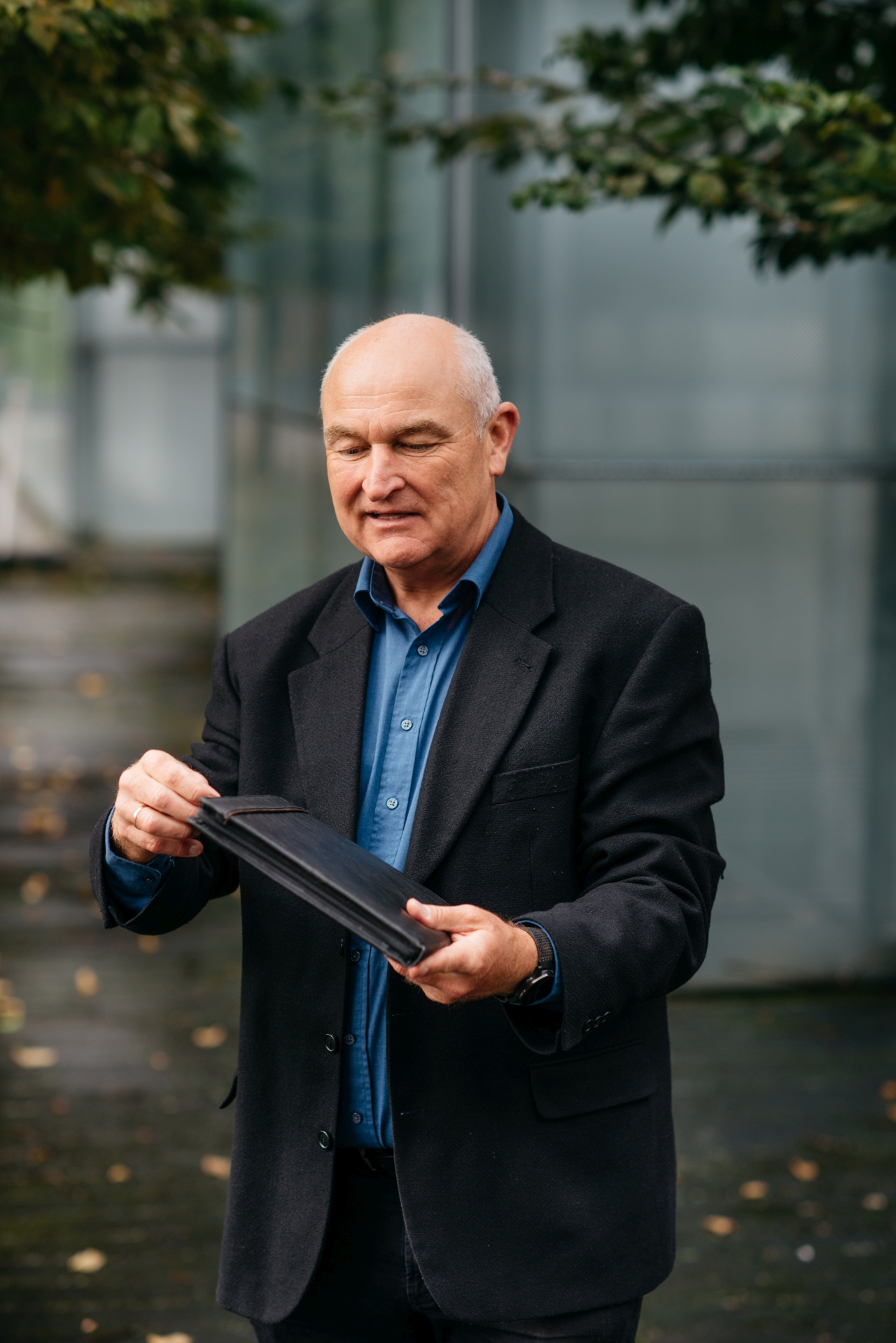 Gunther mit Mappe.jpg