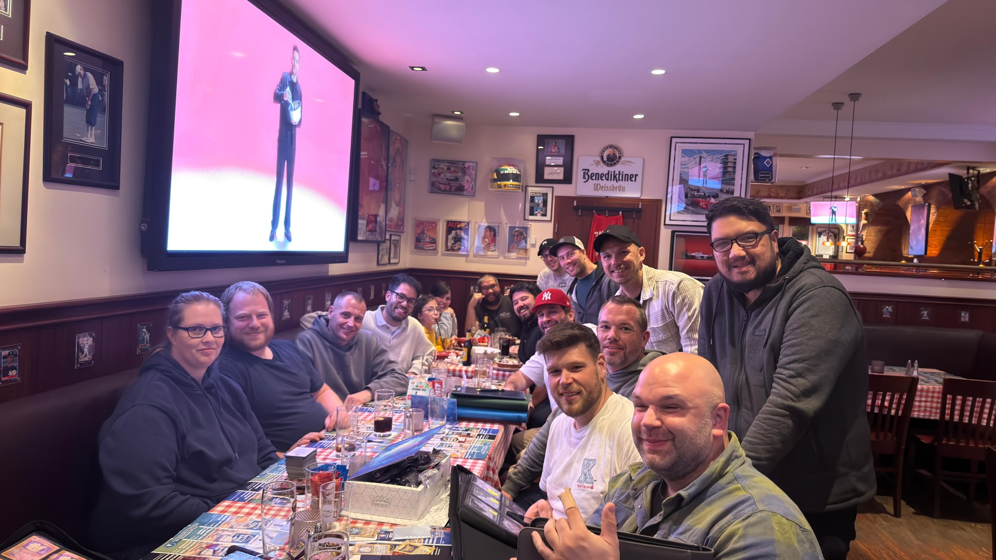 Die 151 Gemeinschaft beim Gründungstreffen in Hamburg an einem langen Tisch mit Sammelkarten