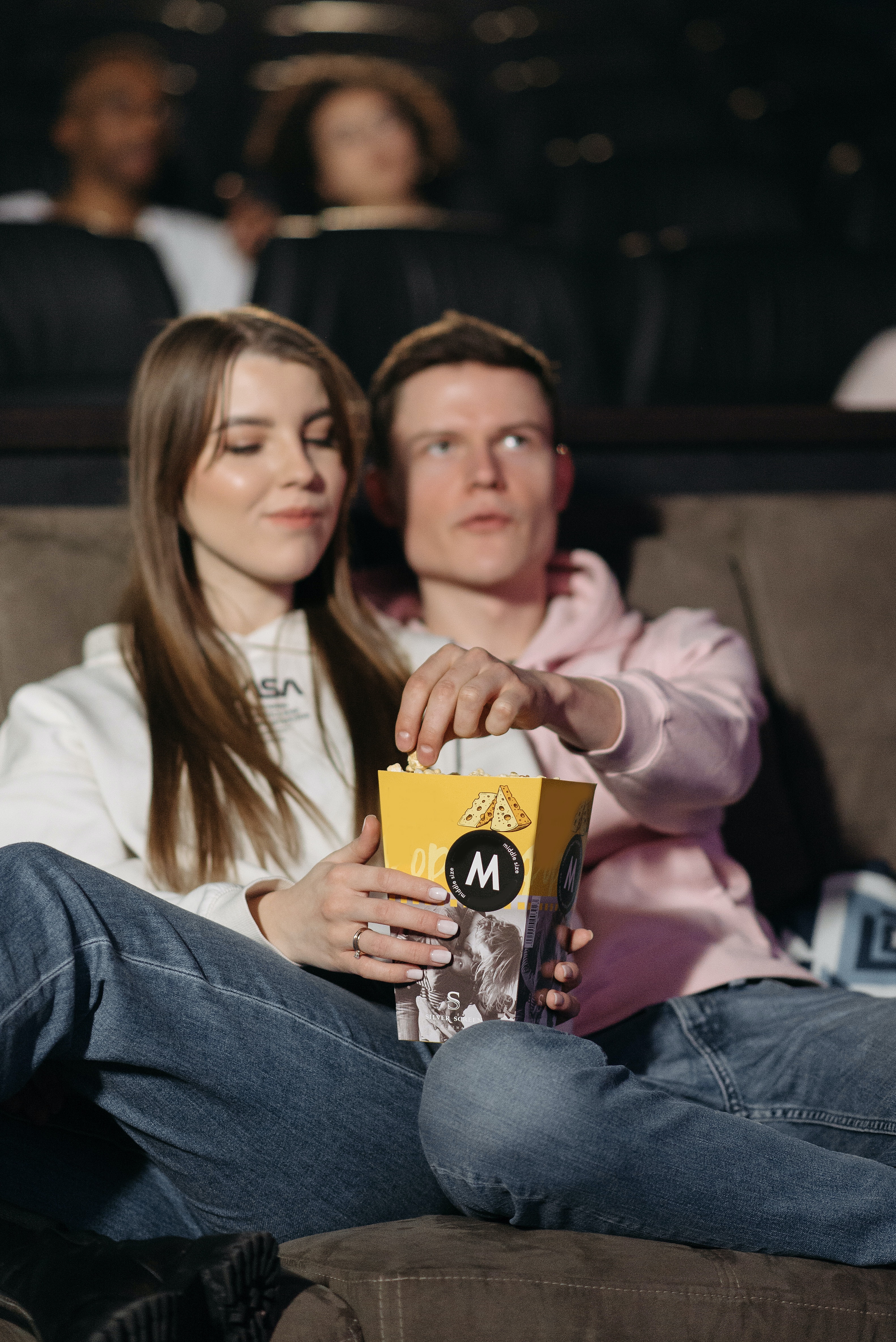 Mann und Frau essen im Kino