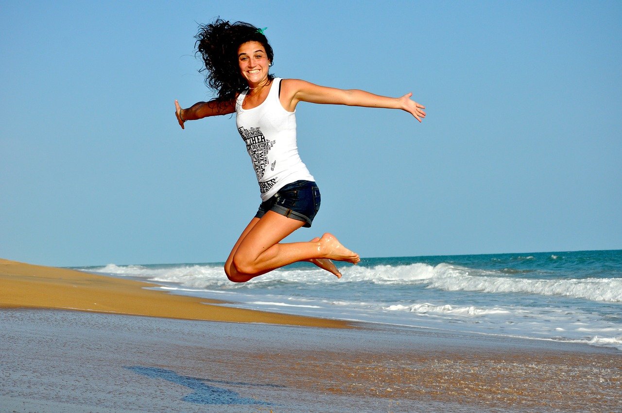 glückliche, springende Frau