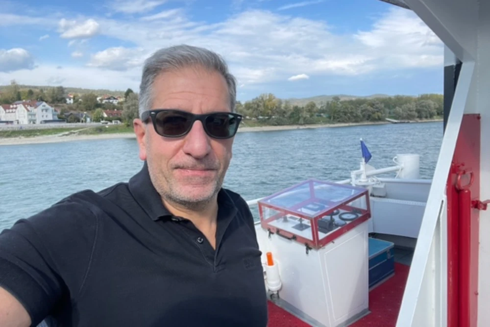 Frau mit strengem Blick