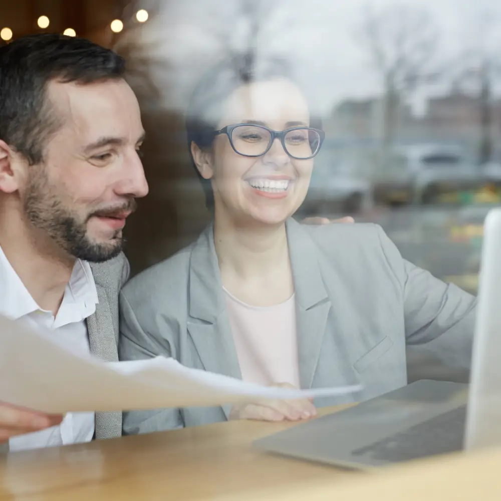 Menschen beim Erstgespräch für Positionierung