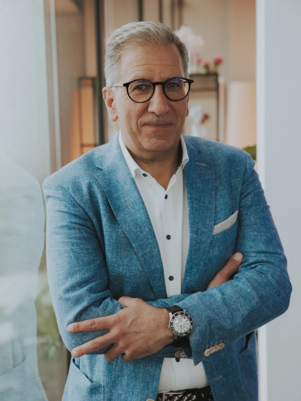 Martin Matheo Doeller von Sinnstory sitzt auf einem Tisch