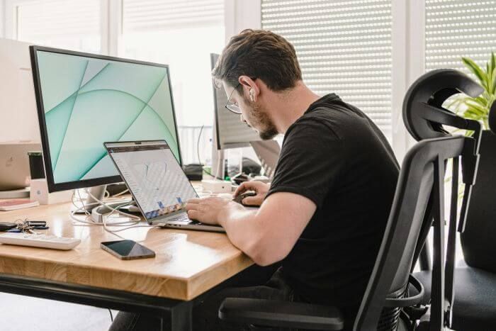Rückenschmerzen Schreibtisch Büro