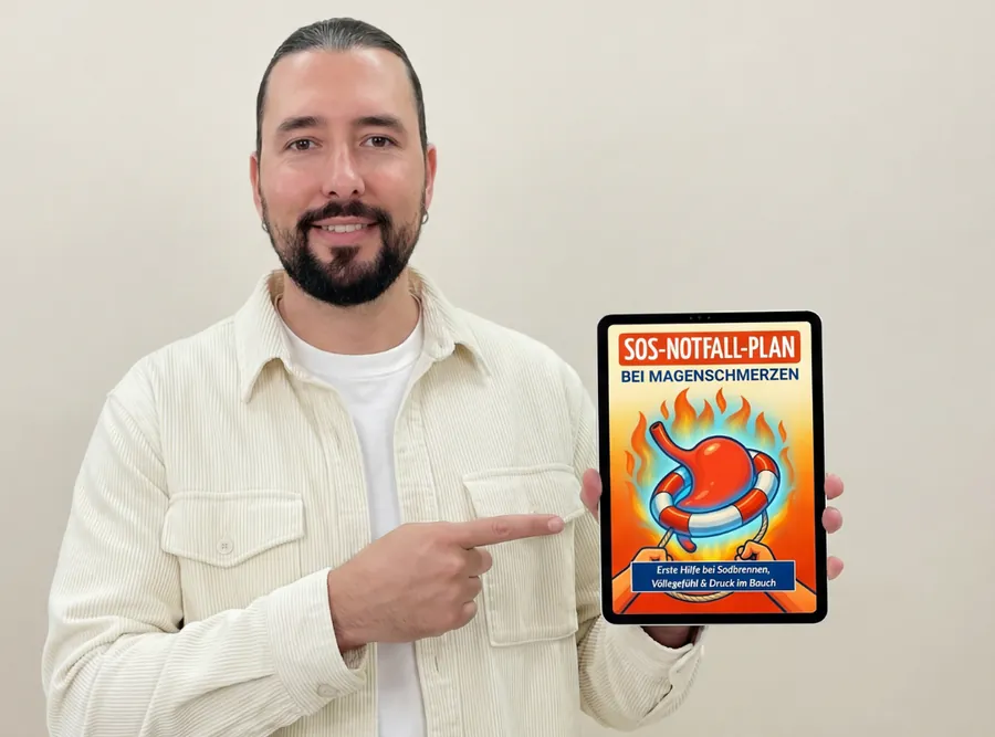 Rafael Lobato Herweg zeigt den SOS-Notfallplan auf einem Tablet