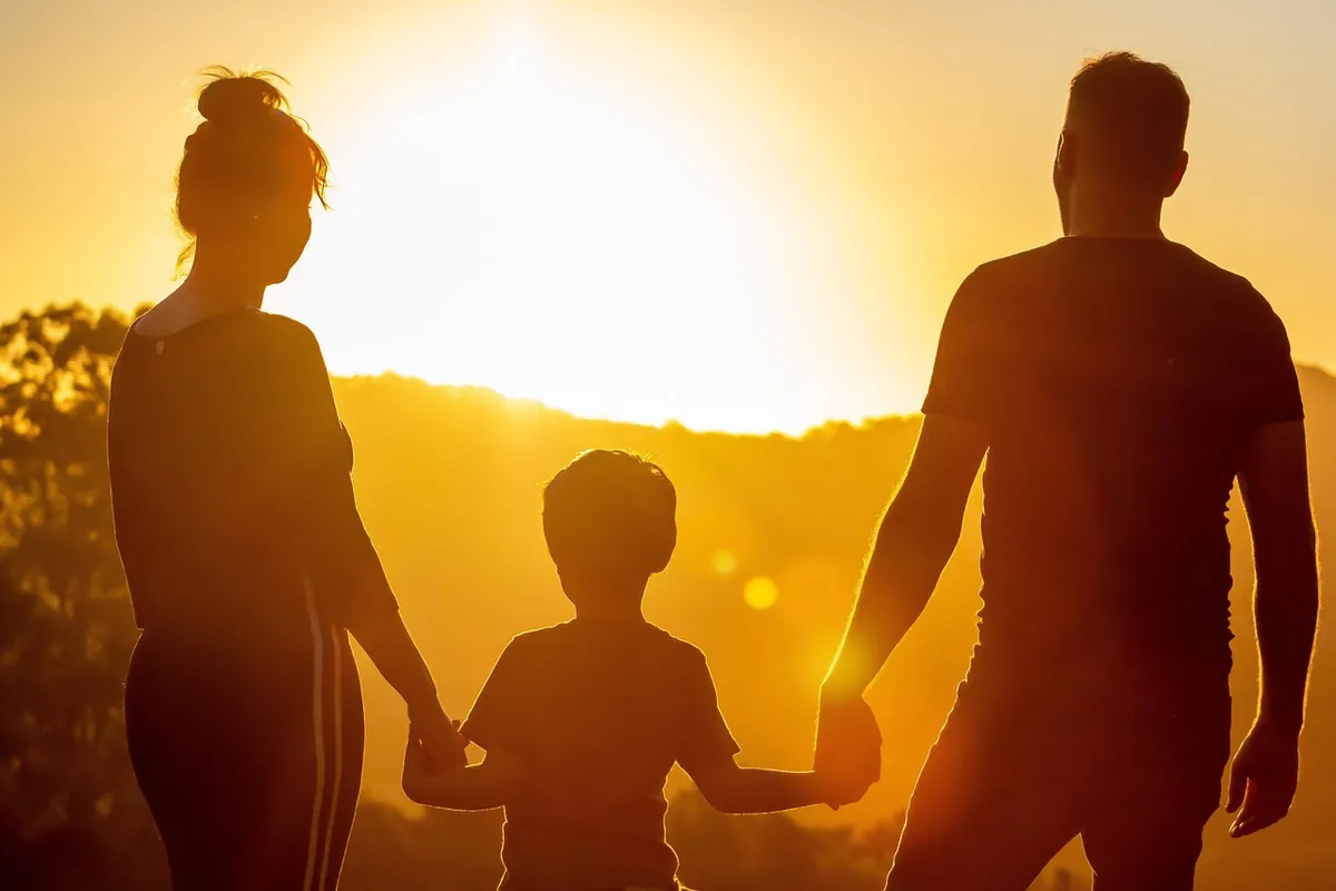 Familie im warmen Gegenlicht der Sonne