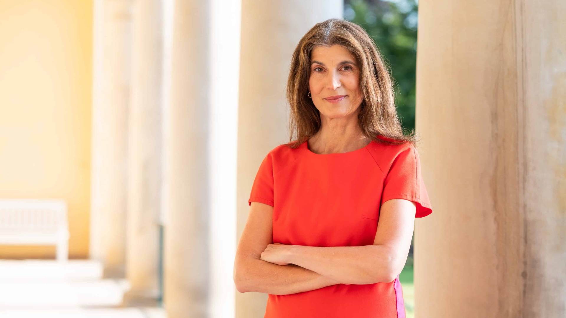 Mira in rot im Gebäude.jpg