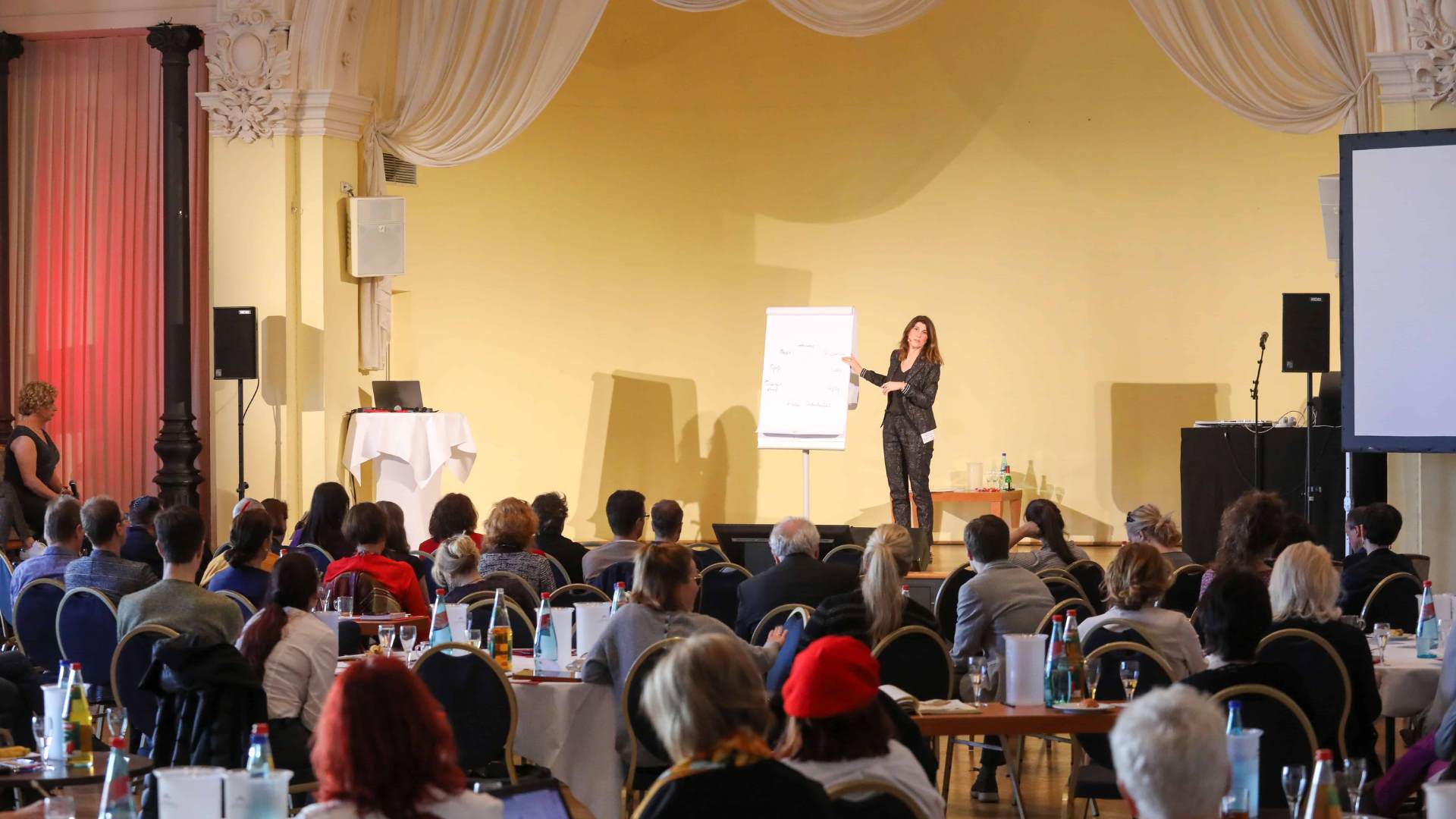 Mira auf der Bühne.jpg