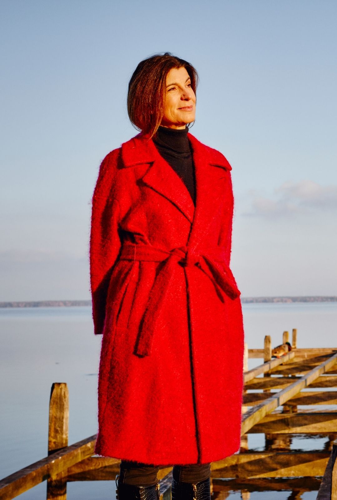 Mira roter Mantel am Steg (1).jpg