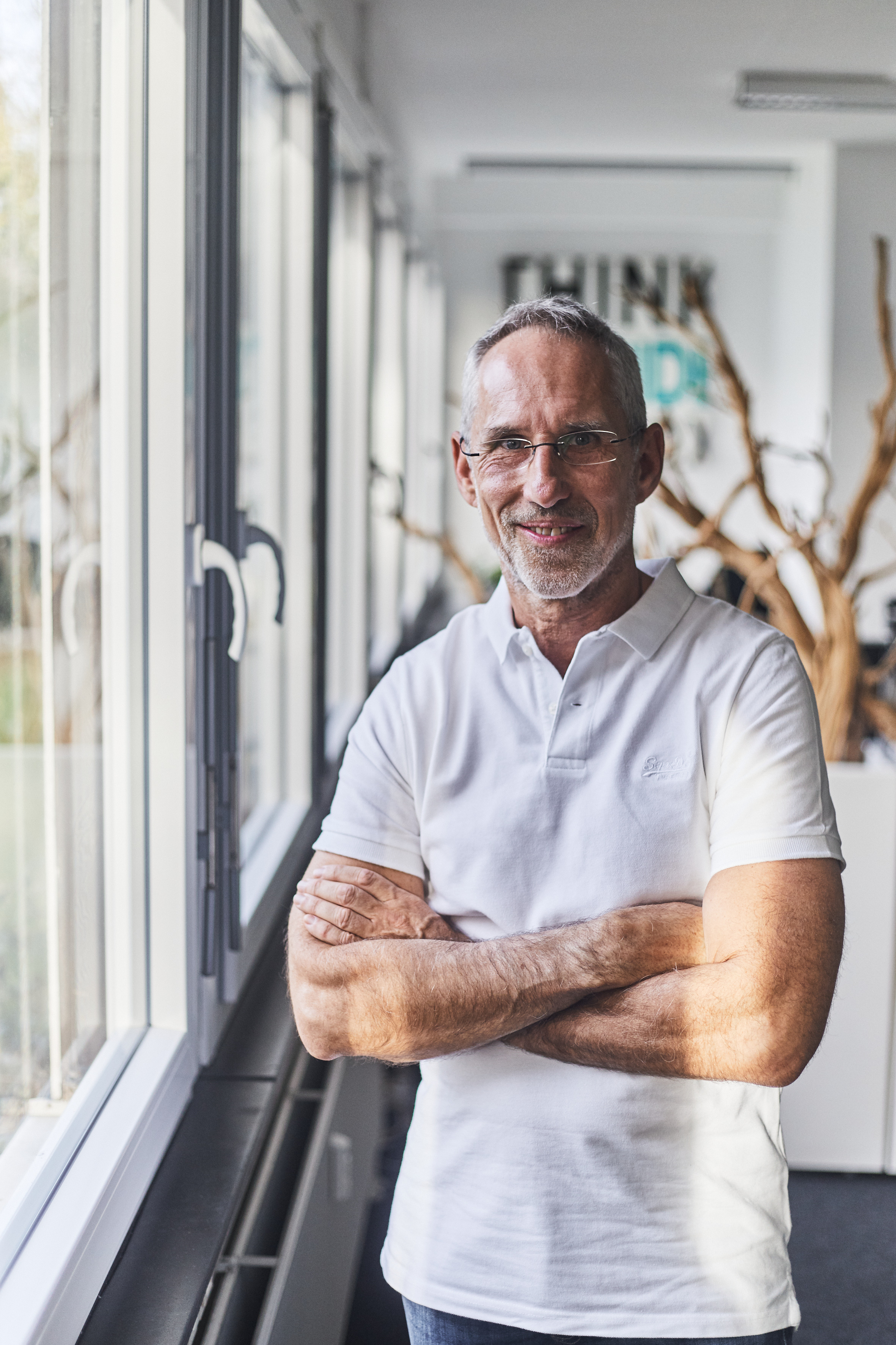 Georg von Abirocket vor Tafel