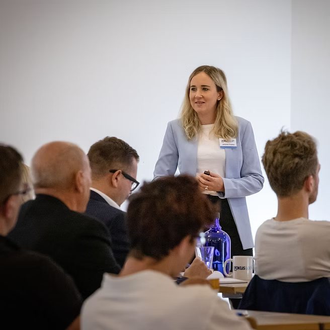 Johanna Martin spricht live vor einer Gruppe