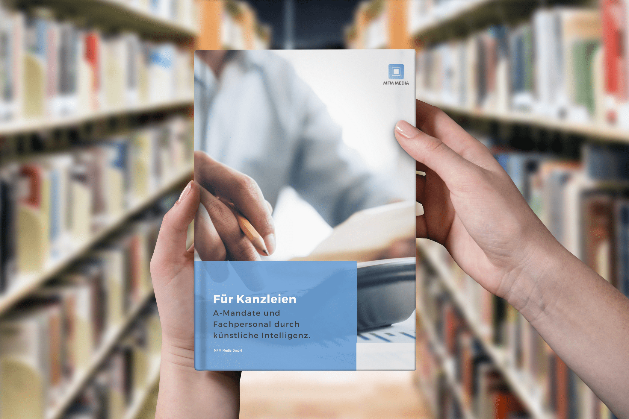 Kompendium MFM Media GmbH vor Bibliothek