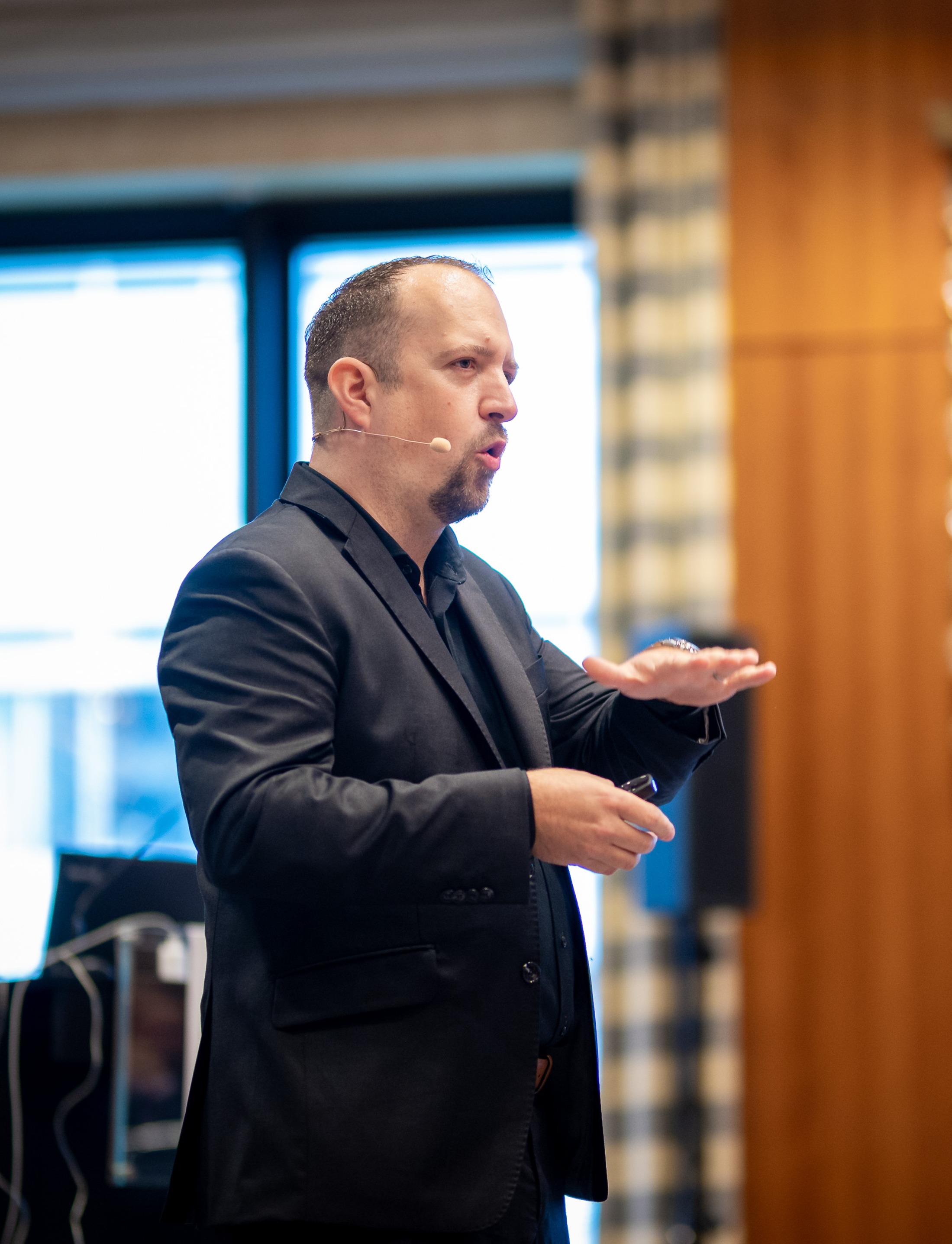 Ingo Pautsch, Investmentstratege und Keynote-Speaker, während eines Vortrags über Strategie, Verantwortung und Umsetzung in Unternehmen.