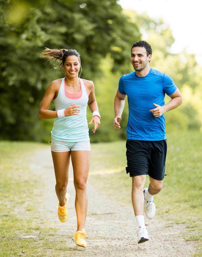 mann und frau beim joggen draußen als hilfe gegen BWS-Syndrom