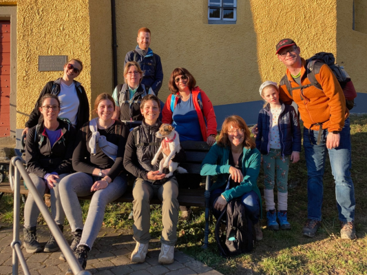 Vorbereitung der Wanderausrüstung mit Rucksack und Wanderschuhen