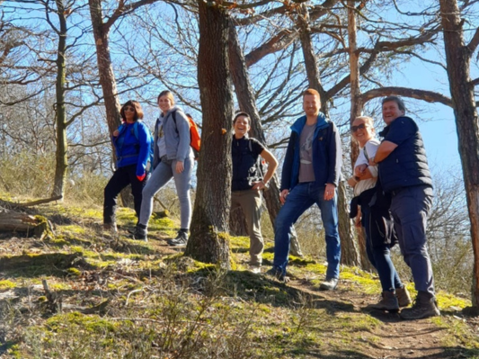 Wanderer im persönlichen Austausch und bei einer Rast in den Bergen