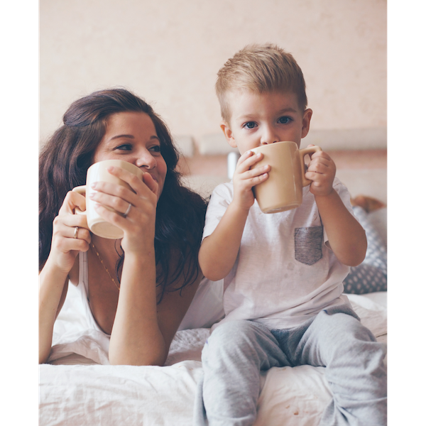 alt="Mama mit Sohn trinken entspannt aus Tassen" title="Ohne Stress zusammen sein"
