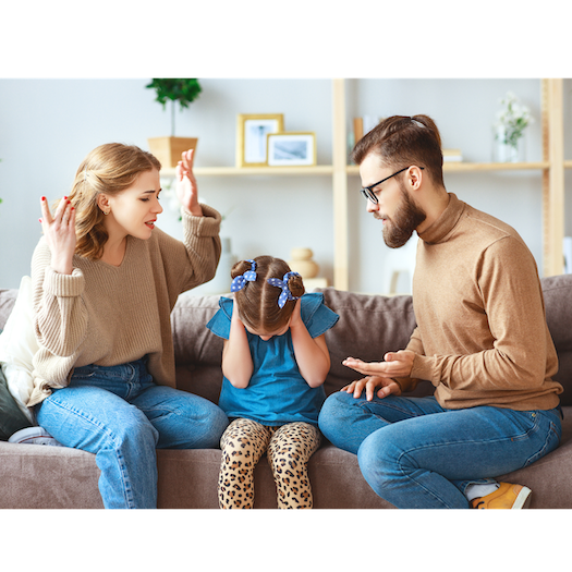alt="Eltern sitzen ratlos bei ihrem Kind" title="Sich unterstützen zu lassen zeigt von Verantwortung"