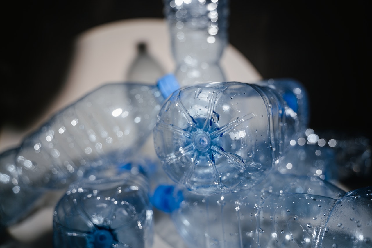 Plastikflaschen werden belichtet