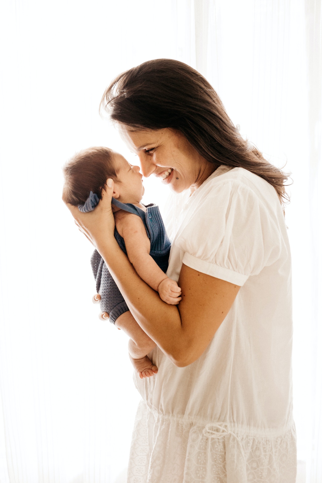 mama hält ihr baby in den armen