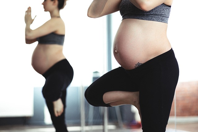schwangere Frau macht Yoga