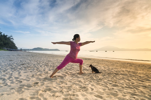 Frau am Strand mit Hund