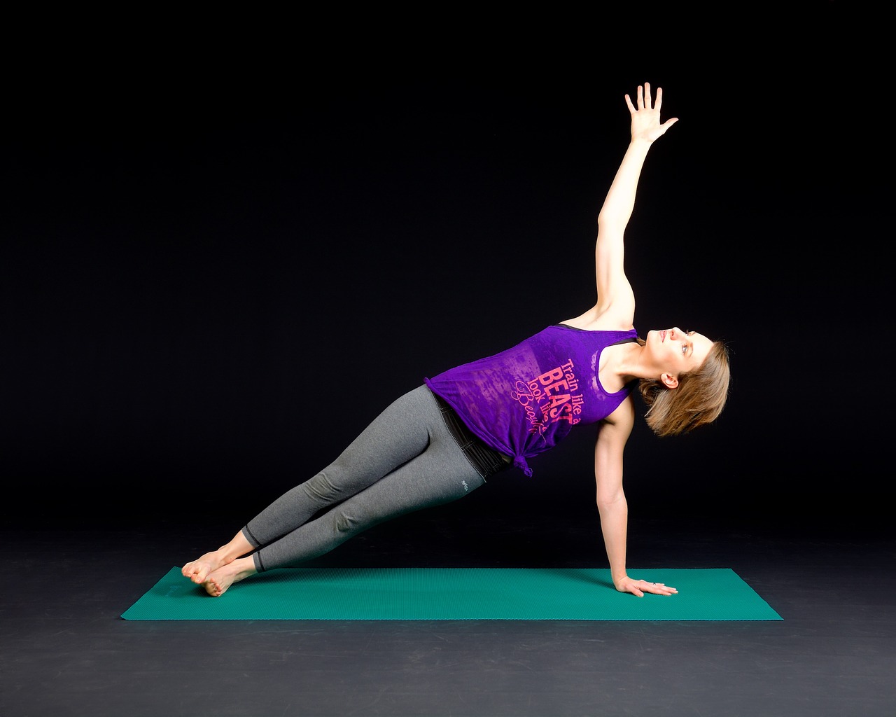 Frau in Seitstütz Pose