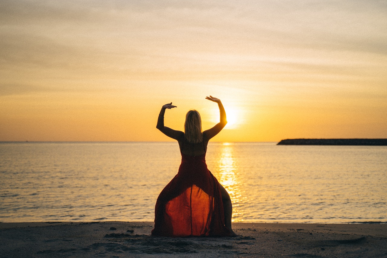 Frau am Strand übt Yoga