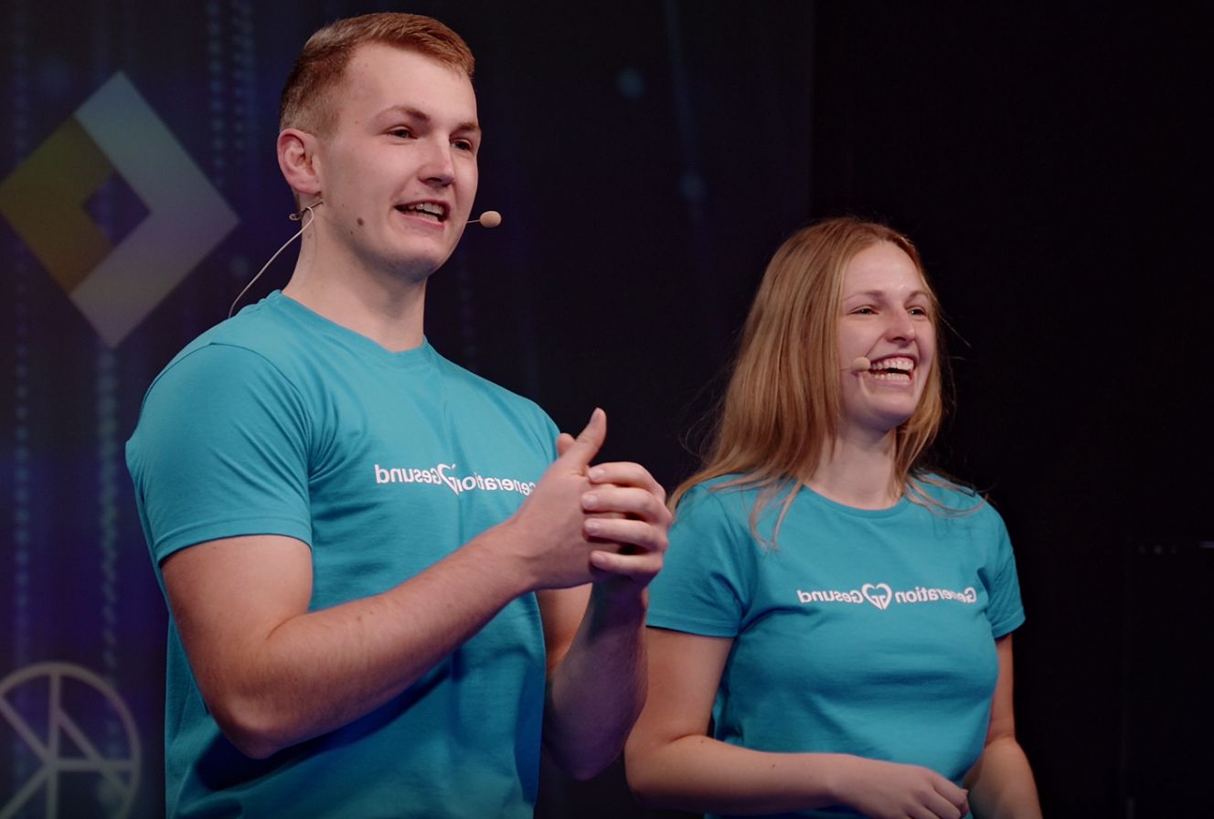 Vincent und kristin blau bühne.jpg