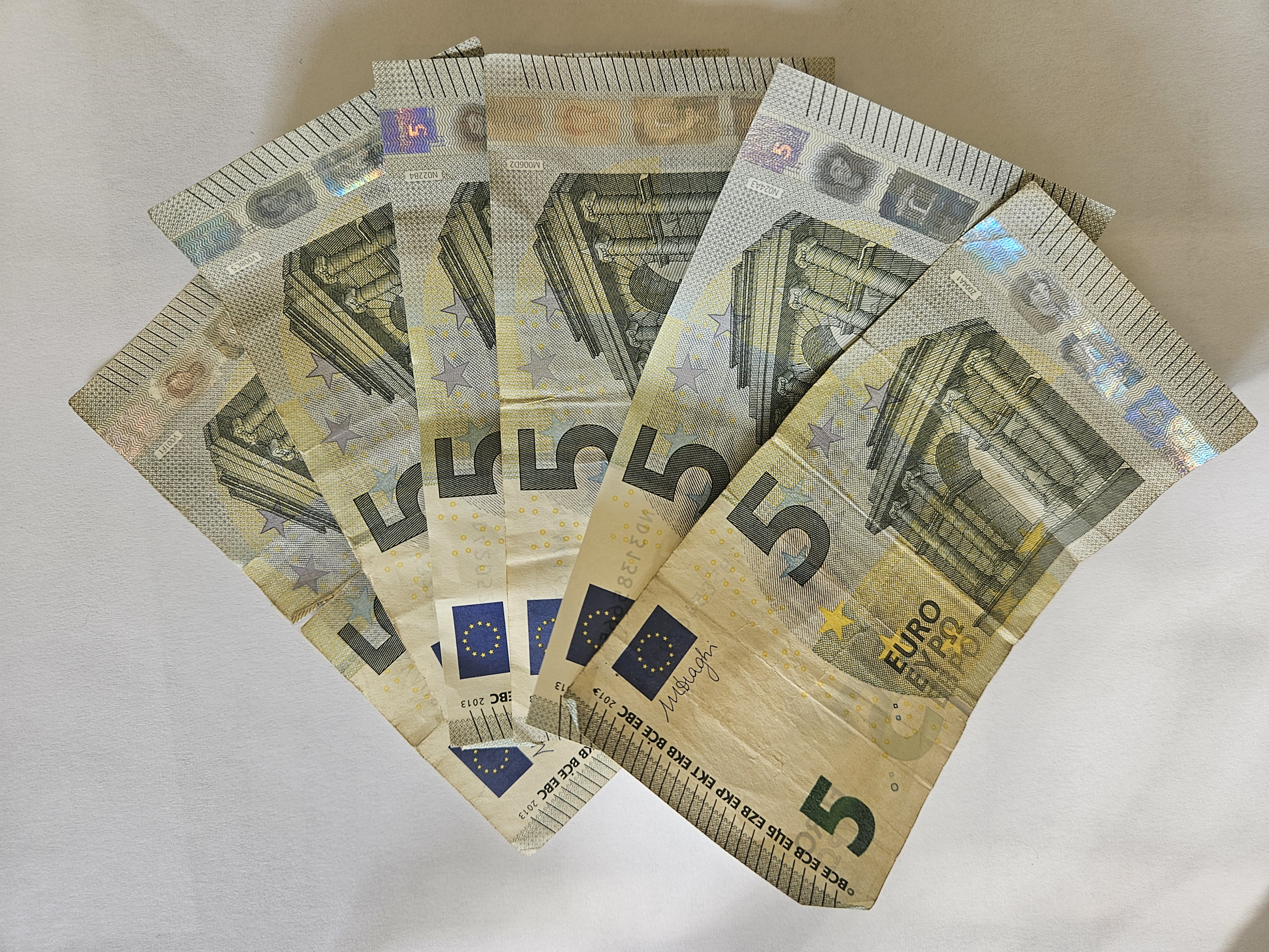Euro-Symbol und Briefumschlag – Finanztipps Österreich Newsletter Anmeldung