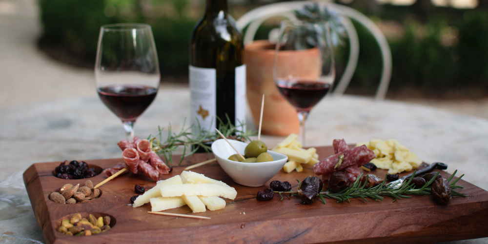 Wein und Käse Rotwein Oliven Salami