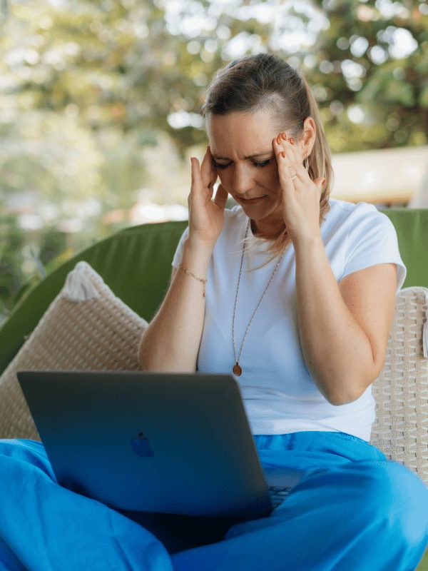 Studentin sitzt erschöpft vor dem Laptop