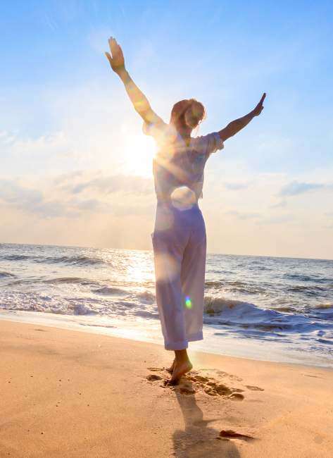 Frau glücklich am Strand