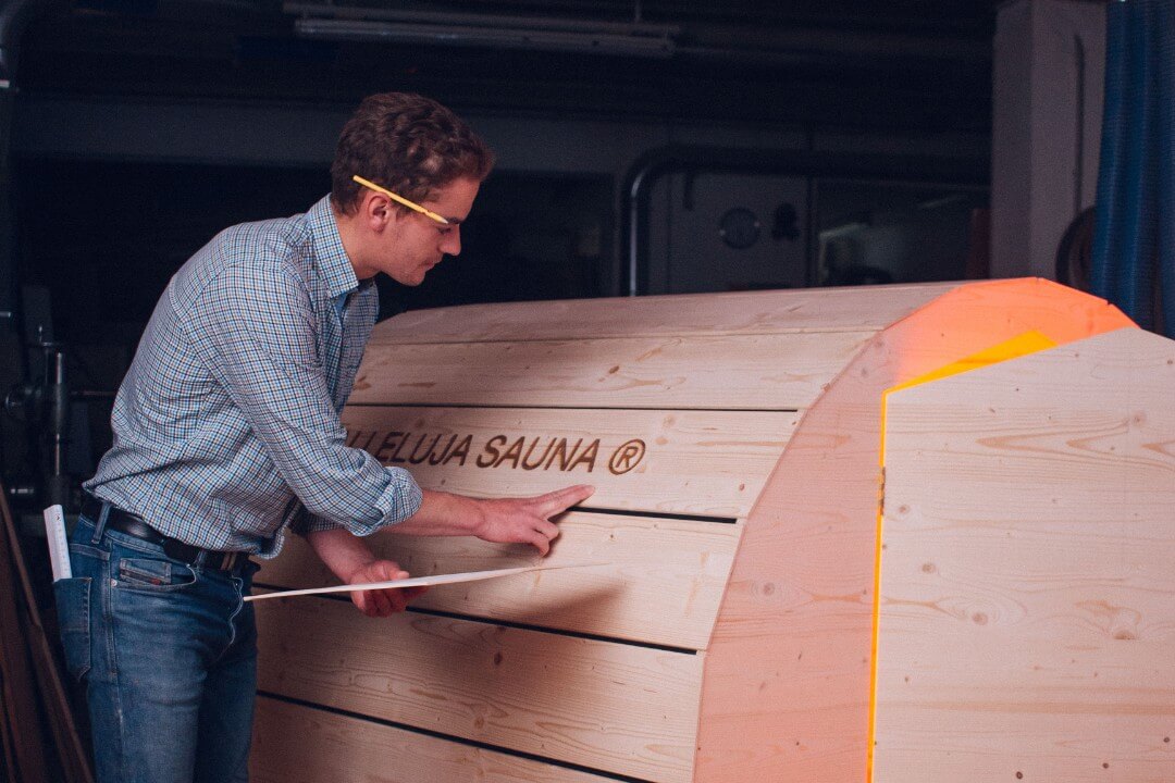 Anton Bauer bei der Halleluja Sauna Produktion (1).jpg