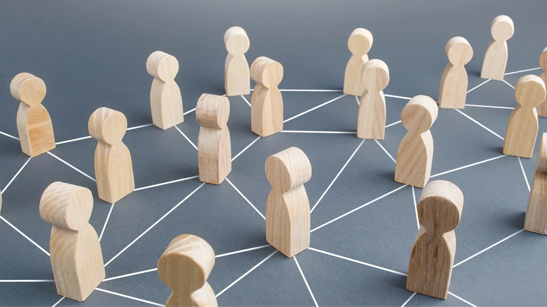 Organisation symbolisch Holzfiguren verknüpft.webp