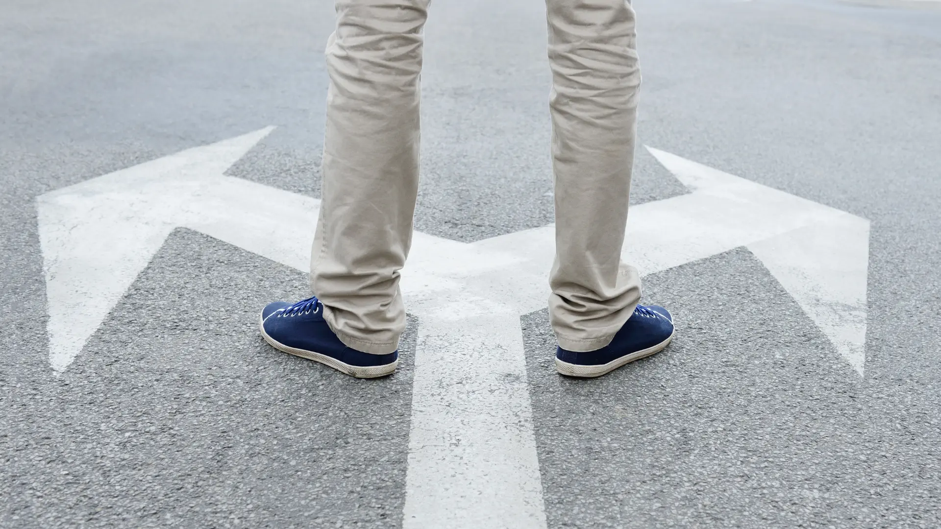Mann Abzweigung Strasse.webp