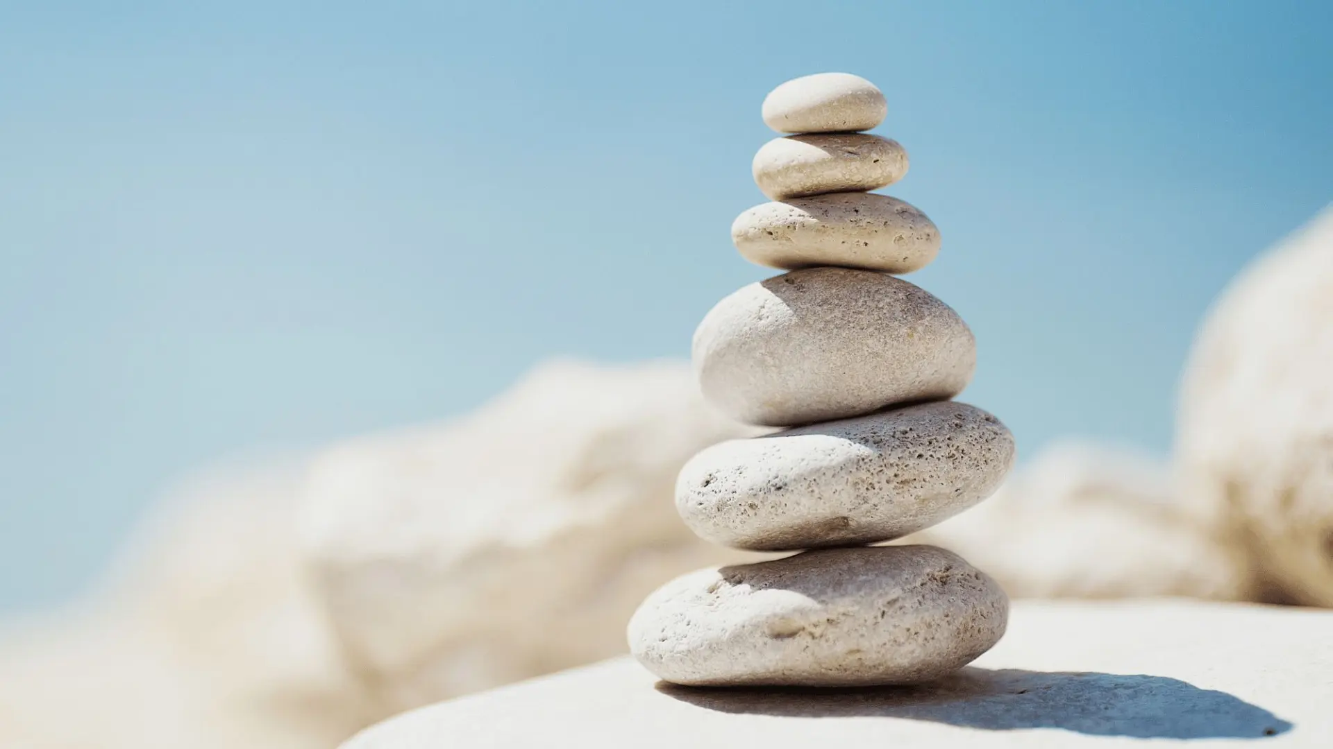 Meditation Steine hellblauer Hintergrund.jpg.webp