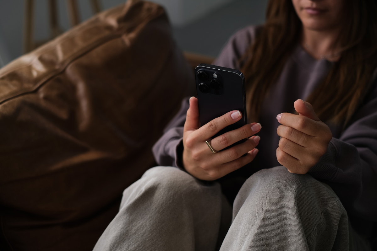 Frau meldet sich abends von zu Hause aus per Handy