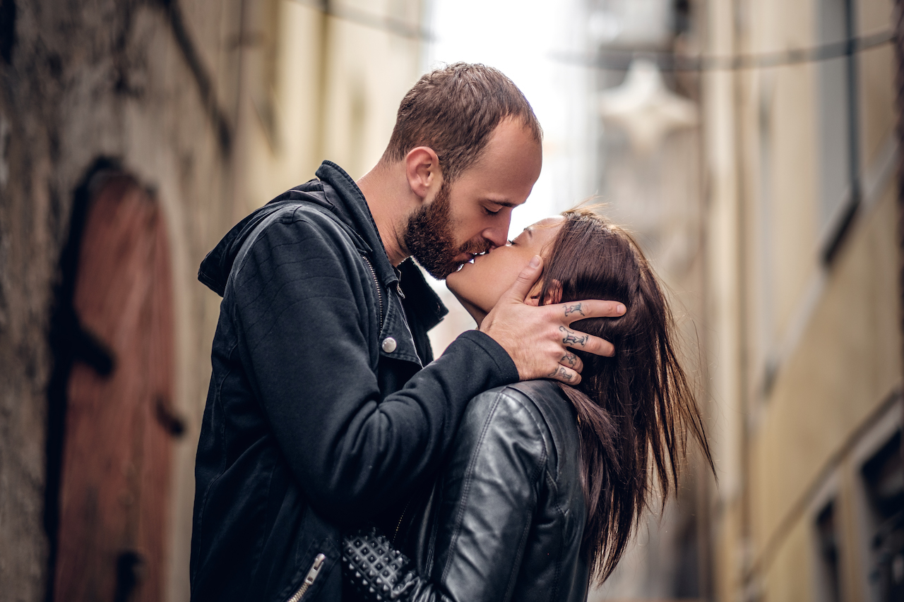 Zungenküsse oder trockene Wangenküsse: Das geheime Barometer einer Beziehung