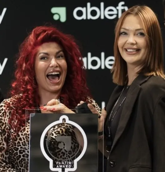 Jacky und Julez mit einem Platin Award