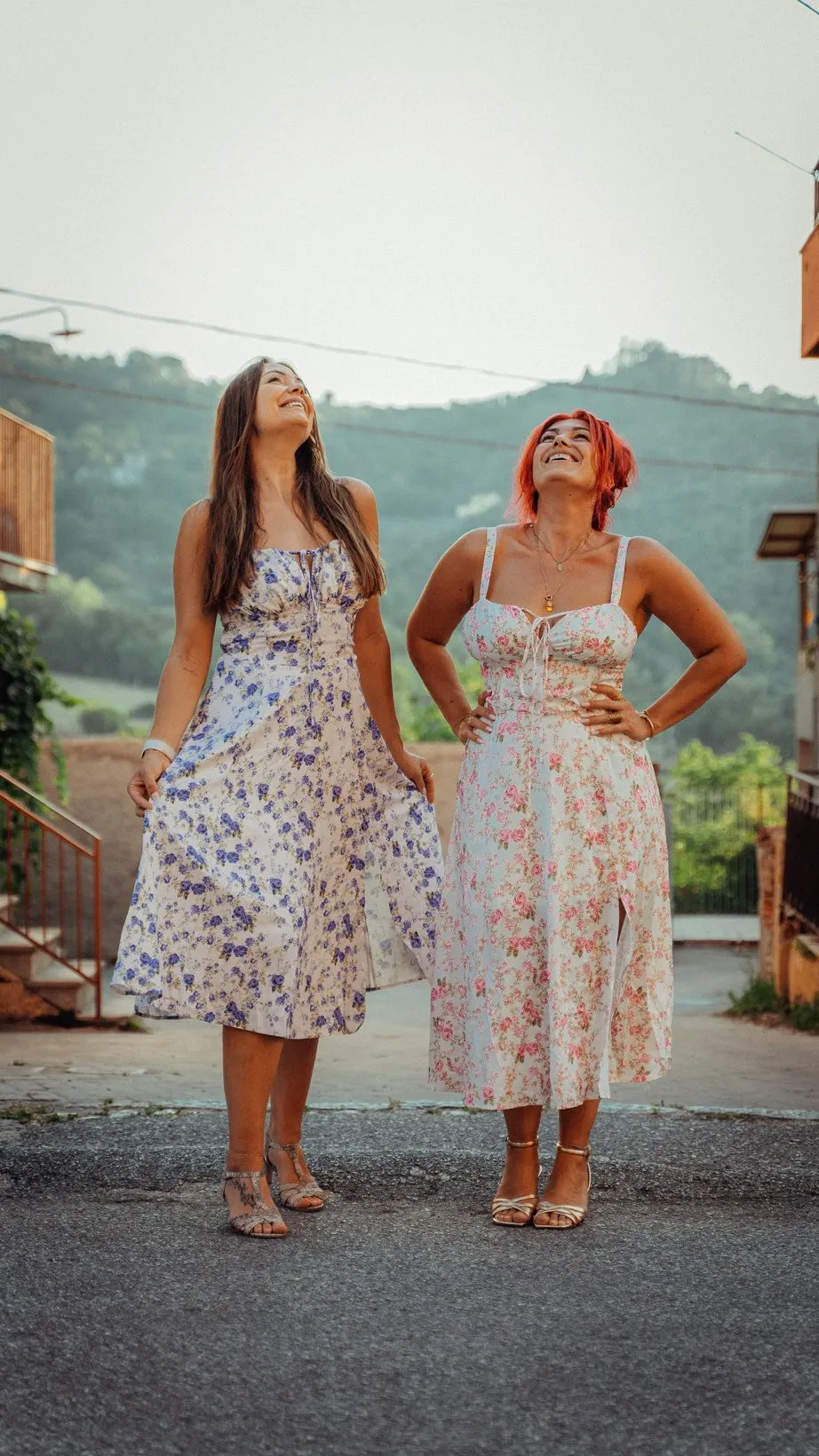 Jacky und Julez lachend in Sommerkleidern