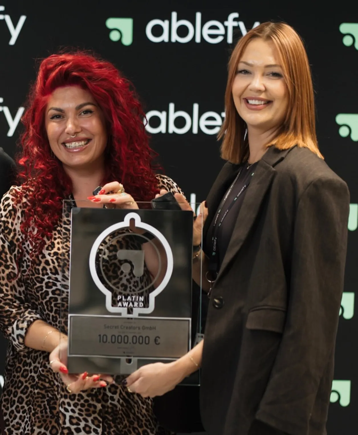 Jacky und Julez mit dem Platin Award von ablefy