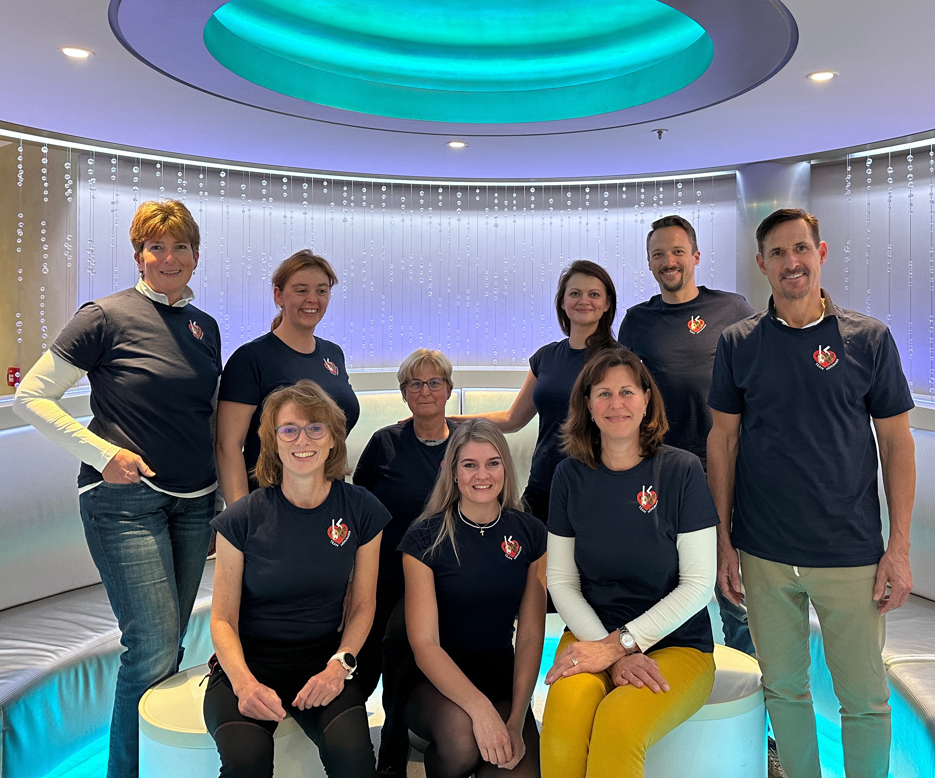 Gruppenfoto in Kanzlei TShirts von Vorne1.JPG